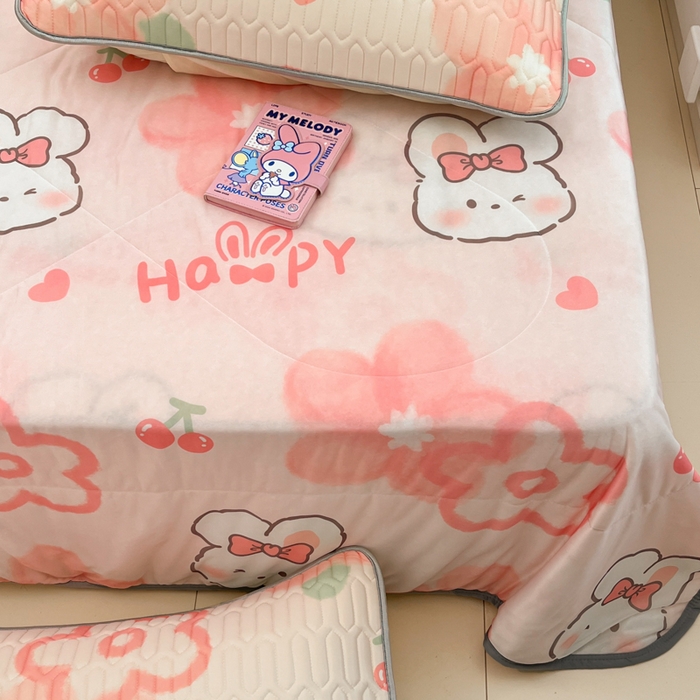 91家纺网 家纺一手货源 找家纺 沐慕 2025新款小清新凉感丝夏被凉席四件套 花花粉兔