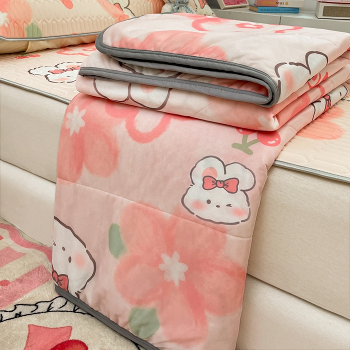 91家纺网 家纺一手货源 找家纺 沐慕 2025新款小清新凉感丝夏被凉席四件套 花花粉兔