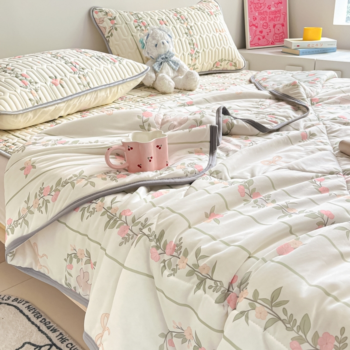 91家纺网 家纺一手货源 找家纺 沐慕 2025新款小清新凉感丝夏被凉席四件套 花环兔兔