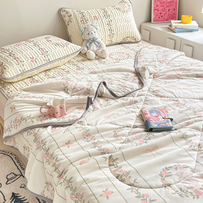 91家纺网 家纺一手货源 找家纺 沐慕 2025新款小清新凉感丝夏被凉席四件套 花环兔兔