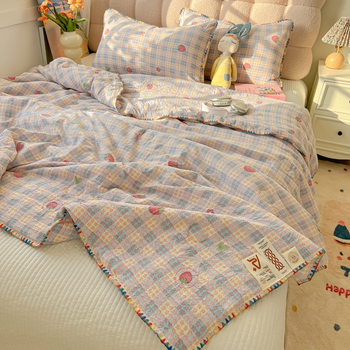 91家纺网 家纺一手货源 找家纺 韩巢家纺 2025夏季新款A类云感双层纱花边款夏被夏凉被空调被薄被子 贝壳边-有草莓的地方