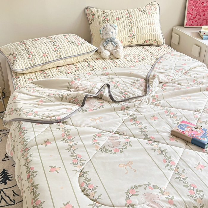 91家纺网 家纺一手货源 找家纺 沐慕 2025新款小清新凉感丝夏被凉席四件套 花环兔兔