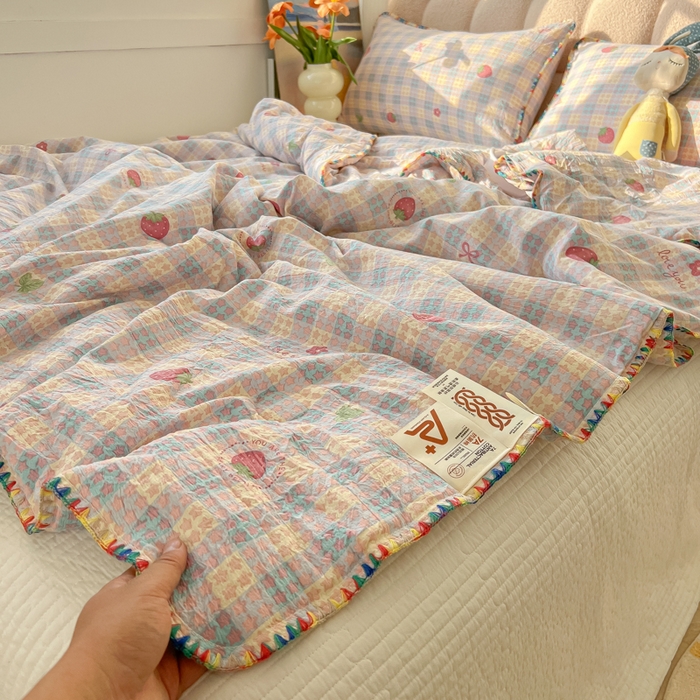 91家纺网 家纺一手货源 找家纺 韩巢家纺 2025夏季新款A类云感双层纱花边款夏被夏凉被空调被薄被子 贝壳边-有草莓的地方