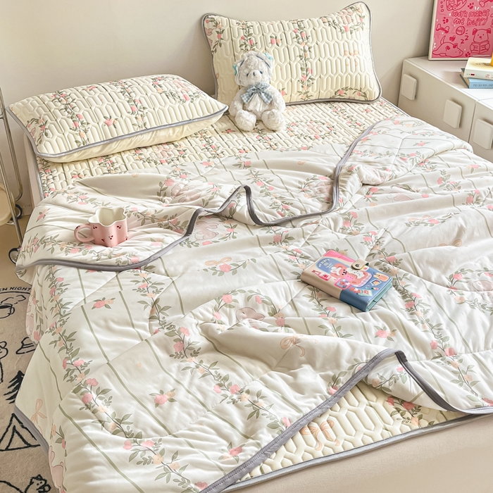 91家纺网 家纺一手货源 找家纺 沐慕 2025新款小清新凉感丝夏被凉席四件套 花环兔兔