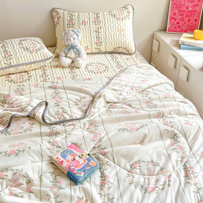 91家纺网 家纺一手货源 找家纺 沐慕 2025新款小清新凉感丝夏被凉席四件套 花环兔兔