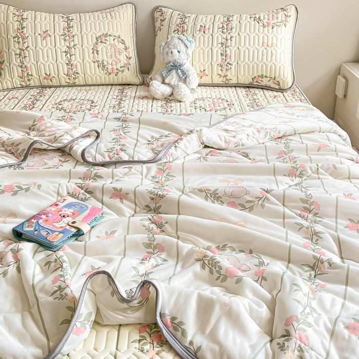 91家纺网 家纺一手货源 找家纺 沐慕 2025新款小清新凉感丝夏被凉席四件套 花环兔兔