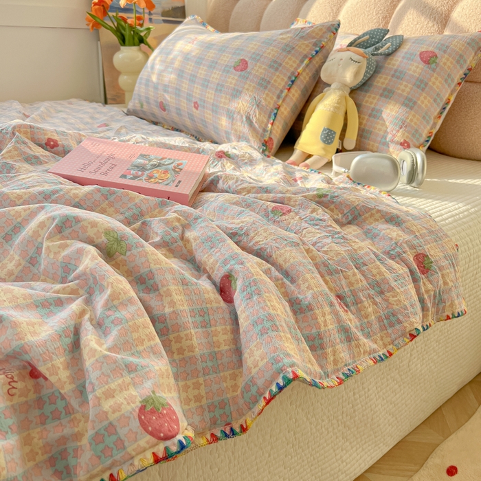 91家纺网 家纺一手货源 找家纺 韩巢家纺 2025夏季新款A类云感双层纱花边款夏被夏凉被空调被薄被子 贝壳边-有草莓的地方