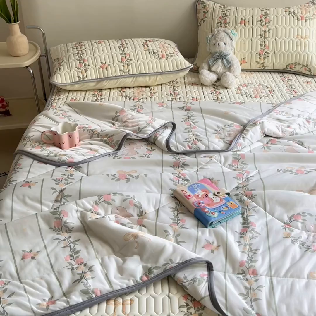 91家纺网 家纺一手货源 找家纺 沐慕 2025新款小清新凉感丝夏被凉席四件套 花环兔兔
