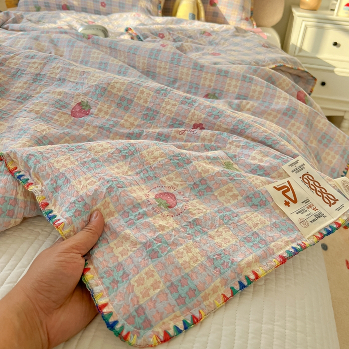 91家纺网 家纺一手货源 找家纺 韩巢家纺 2025夏季新款A类云感双层纱花边款夏被夏凉被空调被薄被子 贝壳边-有草莓的地方