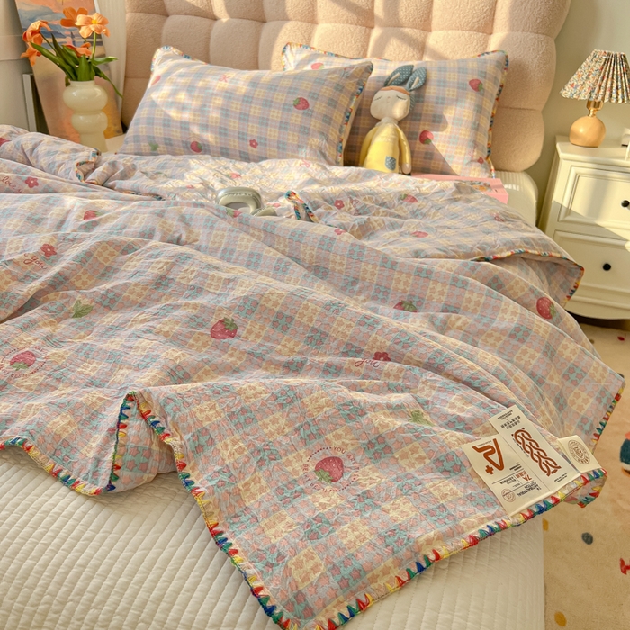 91家纺网 家纺一手货源 找家纺 韩巢家纺 2025夏季新款A类云感双层纱花边款夏被夏凉被空调被薄被子 贝壳边-有草莓的地方