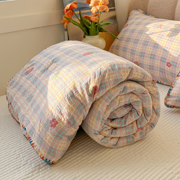 91家纺网 家纺一手货源 找家纺 韩巢家纺 2025夏季新款A类云感双层纱花边款夏被夏凉被空调被薄被子 贝壳边-有草莓的地方