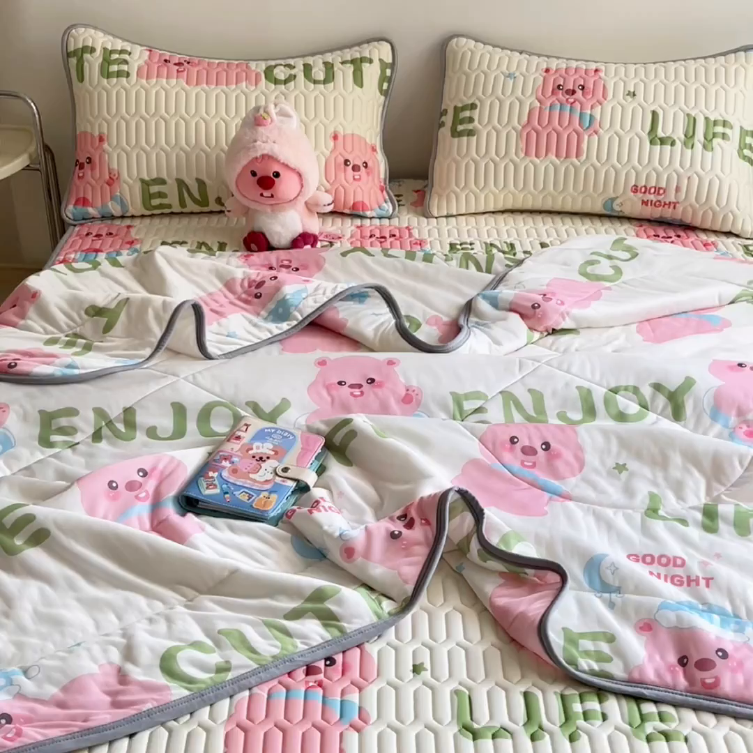 91家纺网 家纺一手货源 找家纺 沐慕 2025新款小清新凉感丝夏被凉席四件套 可爱粉猪