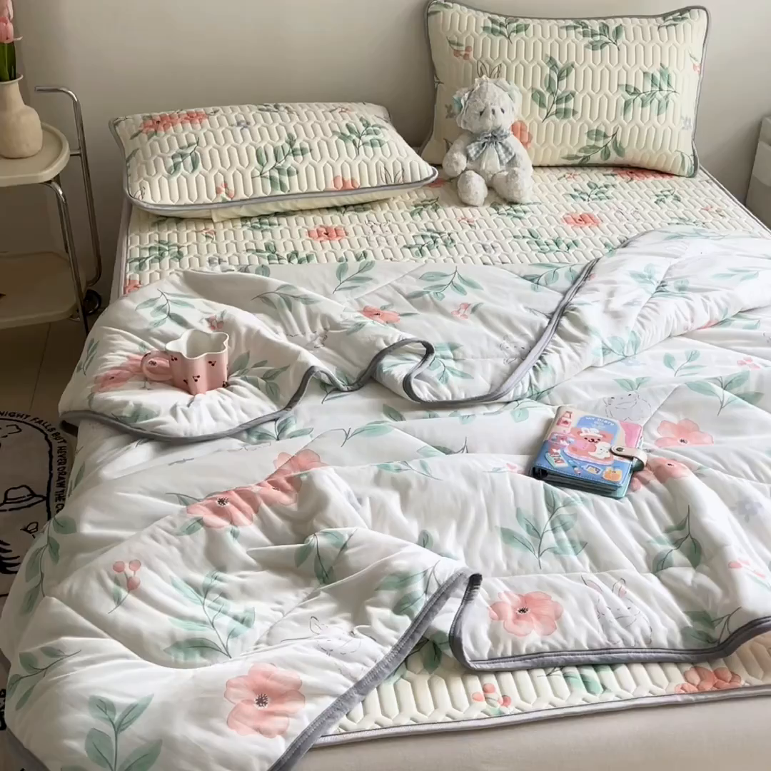 91家纺网 家纺一手货源 找家纺 沐慕 2025新款小清新凉感丝夏被凉席四件套 莫妮卡