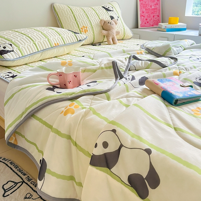 91家纺网 家纺一手货源 找家纺 沐慕 2025新款小清新凉感丝夏被凉席四件套 熊猫嘟嘟