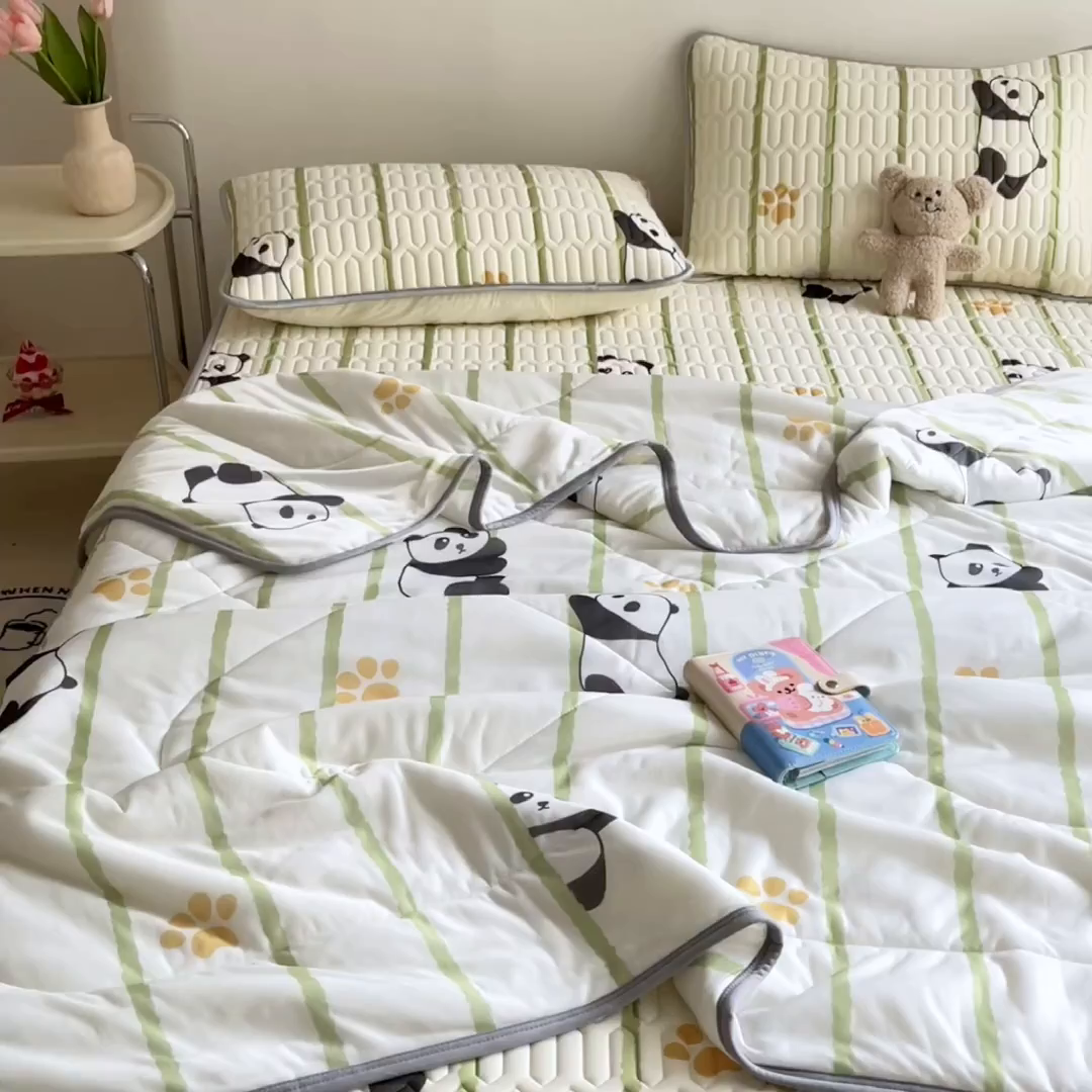 91家纺网 家纺一手货源 找家纺 沐慕 2025新款小清新凉感丝夏被凉席四件套 熊猫嘟嘟