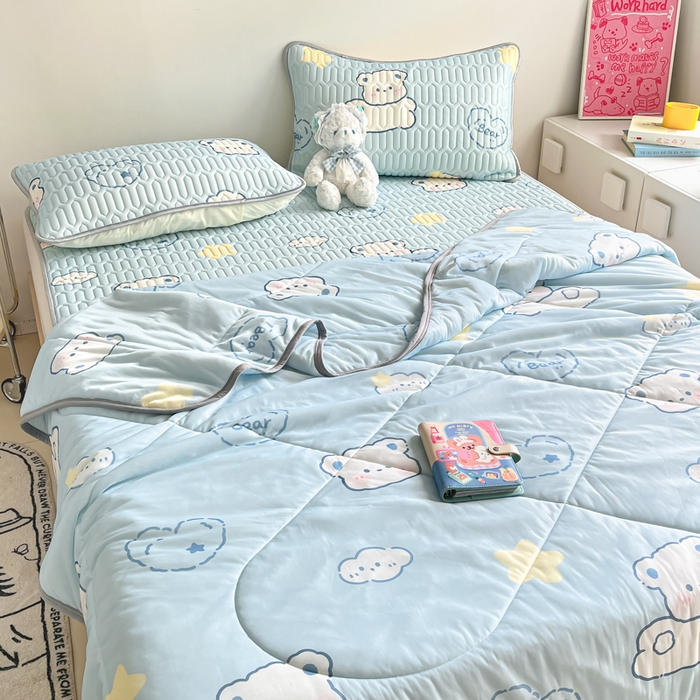 91家纺网 家纺一手货源 找家纺 沐慕 2025新款小清新凉感丝夏被凉席四件套 云朵小熊