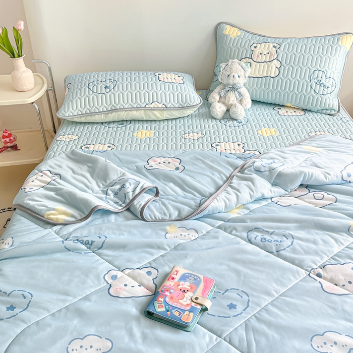 91家纺网 家纺一手货源 找家纺 沐慕 2025新款小清新凉感丝夏被凉席四件套 云朵小熊