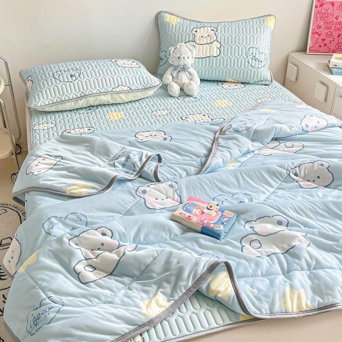 91家纺网 家纺一手货源 找家纺 沐慕 2025新款小清新凉感丝夏被凉席四件套 云朵小熊