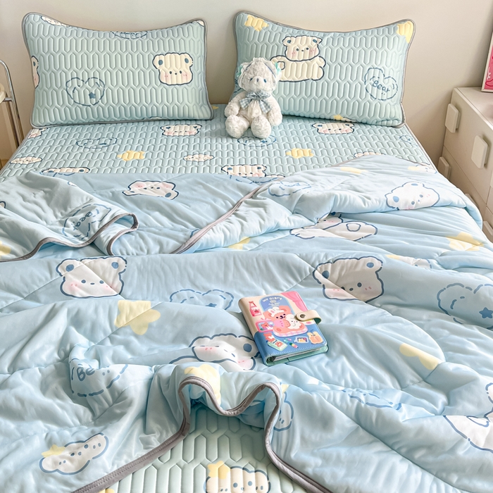 91家纺网 家纺一手货源 找家纺 沐慕 2025新款小清新凉感丝夏被凉席四件套 云朵小熊