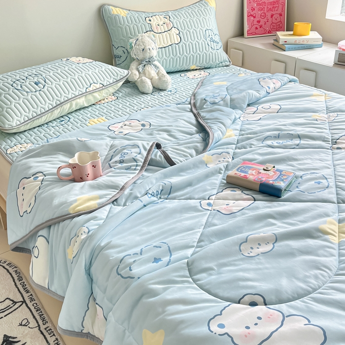 91家纺网 家纺一手货源 找家纺 沐慕 2025新款小清新凉感丝夏被凉席四件套 云朵小熊