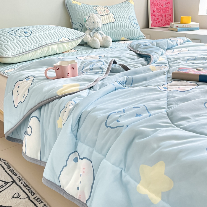 91家纺网 家纺一手货源 找家纺 沐慕 2025新款小清新凉感丝夏被凉席四件套 云朵小熊