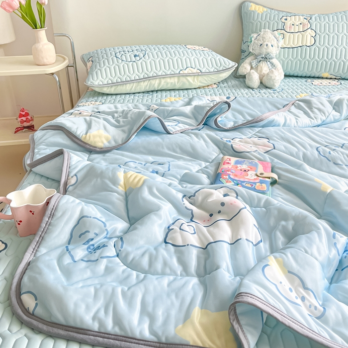 91家纺网 家纺一手货源 找家纺 沐慕 2025新款小清新凉感丝夏被凉席四件套 云朵小熊