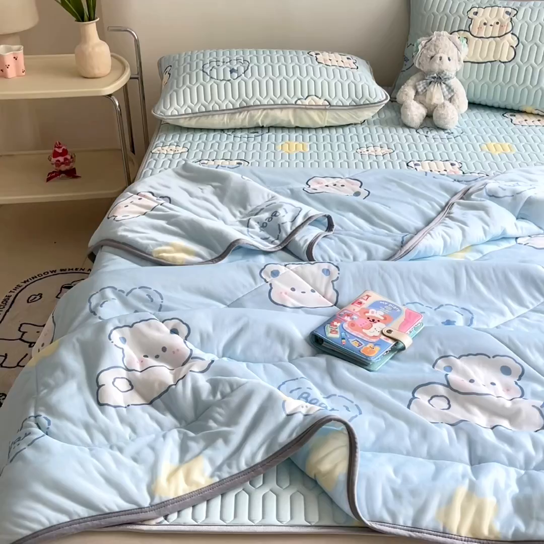 91家纺网 家纺一手货源 找家纺 沐慕 2025新款小清新凉感丝夏被凉席四件套 云朵小熊