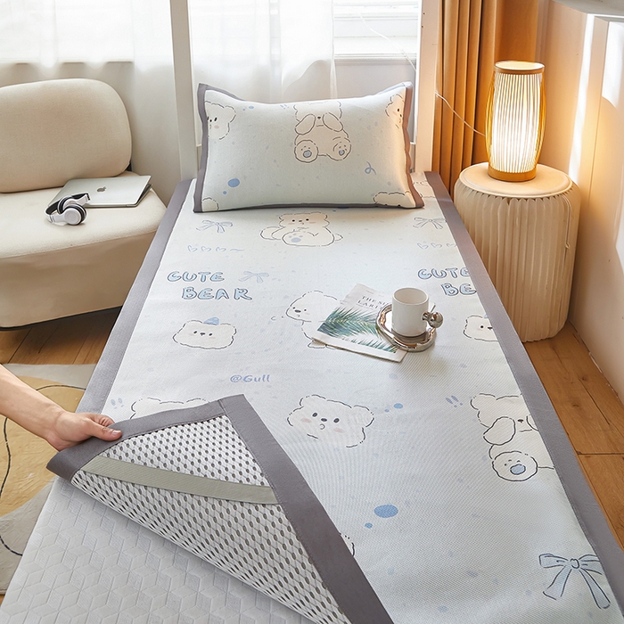 91家纺网 家纺一手货源 找家纺 沐慕 2025新款学生床小清新印花冰藤席 呼呼小熊