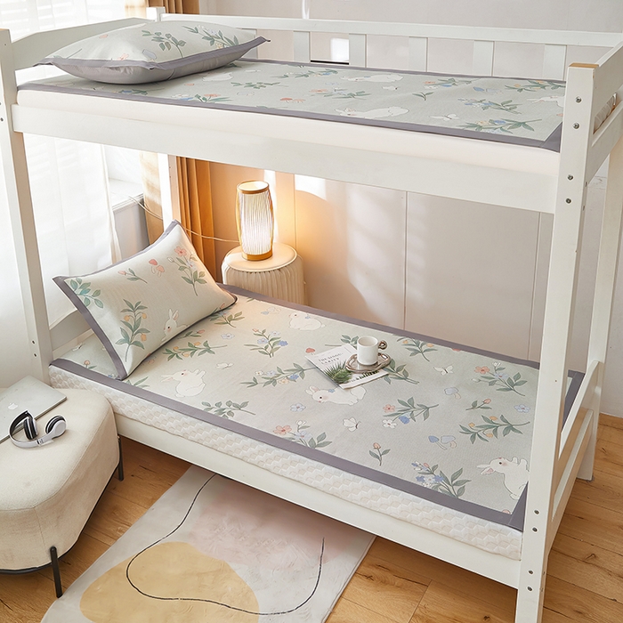 91家纺网 家纺一手货源 找家纺 沐慕 2025新款学生床小清新印花冰藤席 花丛兔兔