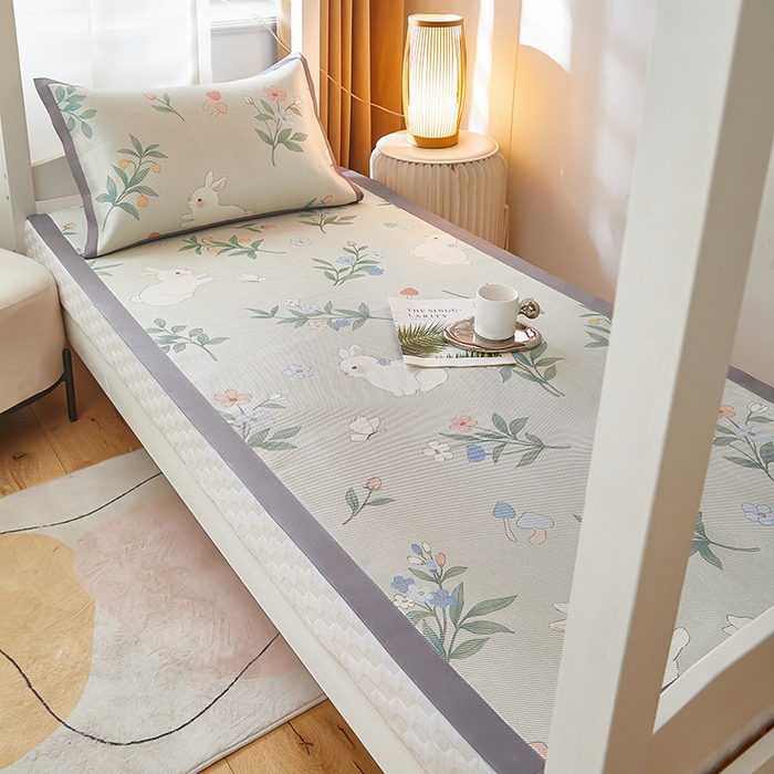 91家纺网 家纺一手货源 找家纺 沐慕 2025新款学生床小清新印花冰藤席 花丛兔兔