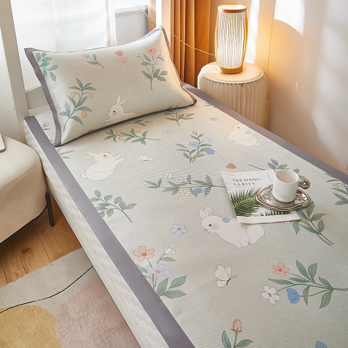 91家纺网 家纺一手货源 找家纺 沐慕 2025新款学生床小清新印花冰藤席 花丛兔兔