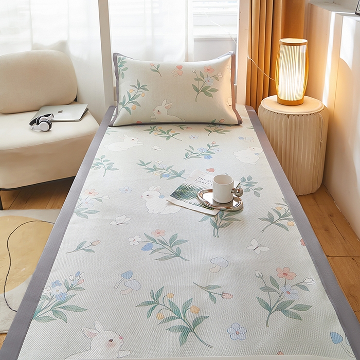 91家纺网 家纺一手货源 找家纺 沐慕 2025新款学生床小清新印花冰藤席 花丛兔兔