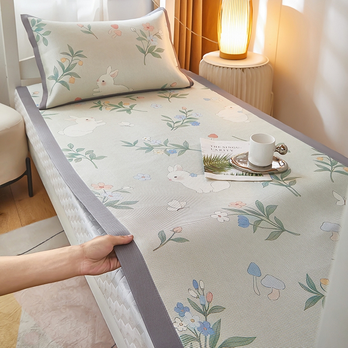 91家纺网 家纺一手货源 找家纺 沐慕 2025新款学生床小清新印花冰藤席 花丛兔兔