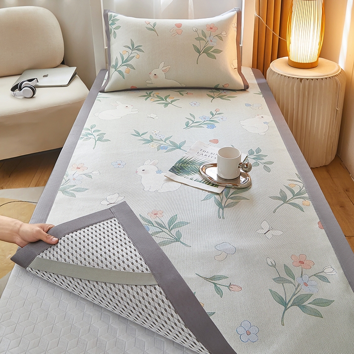 91家纺网 家纺一手货源 找家纺 沐慕 2025新款学生床小清新印花冰藤席 花丛兔兔