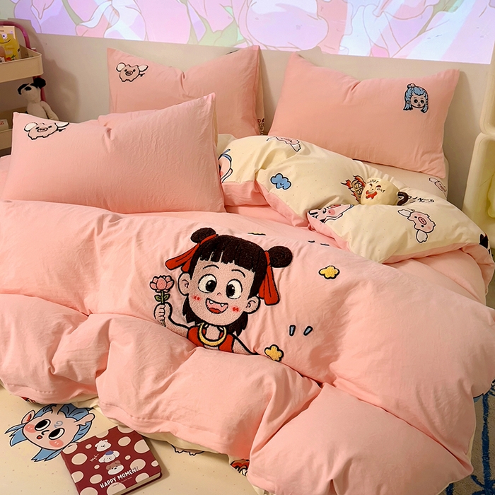 91家纺网 家纺一手货源 找家纺 易辰美 2025新款超软水洗棉毛巾绣四件套-系列二 小哪吒粉