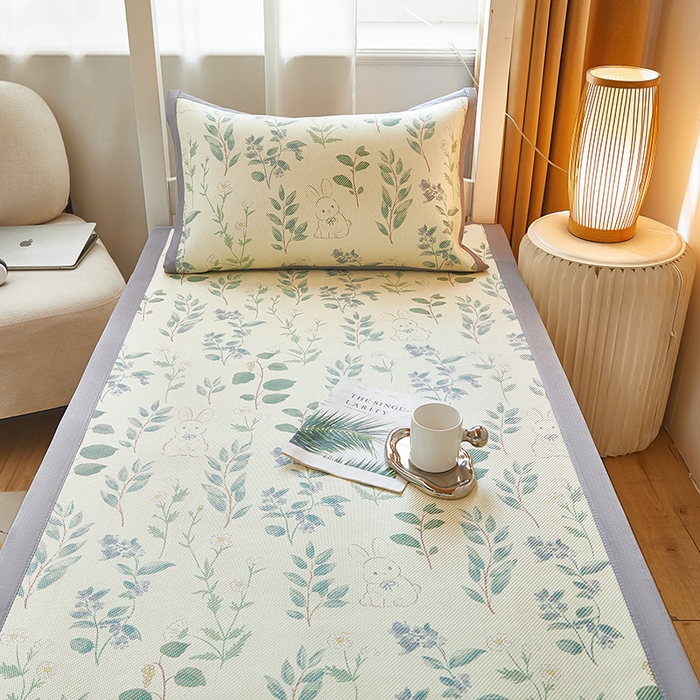 91家纺网 家纺一手货源 找家纺 沐慕 2025新款学生床小清新印花冰藤席 绿荫