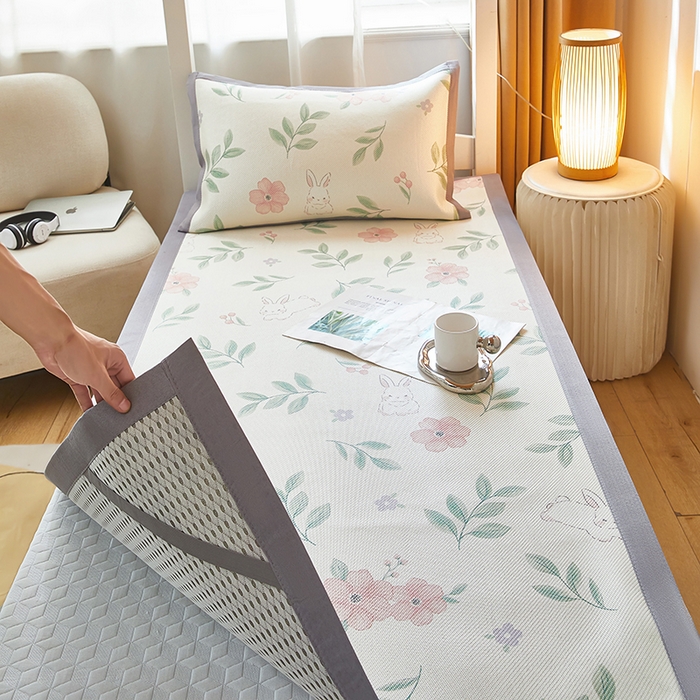 91家纺网 家纺一手货源 找家纺 沐慕 2025新款学生床小清新印花冰藤席 莫妮卡