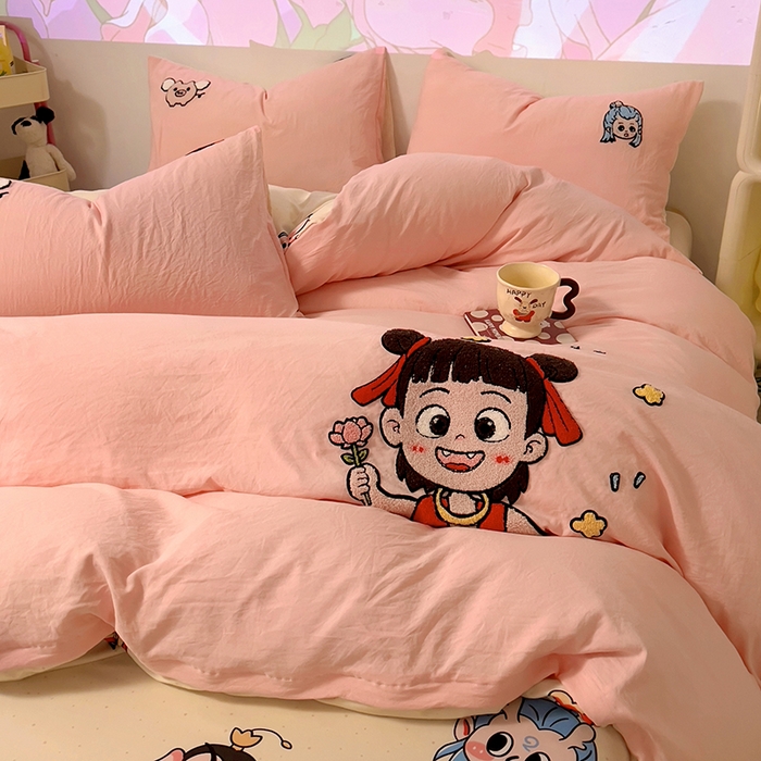 91家纺网 家纺一手货源 找家纺 易辰美 2025新款超软水洗棉毛巾绣四件套-系列二 小哪吒粉