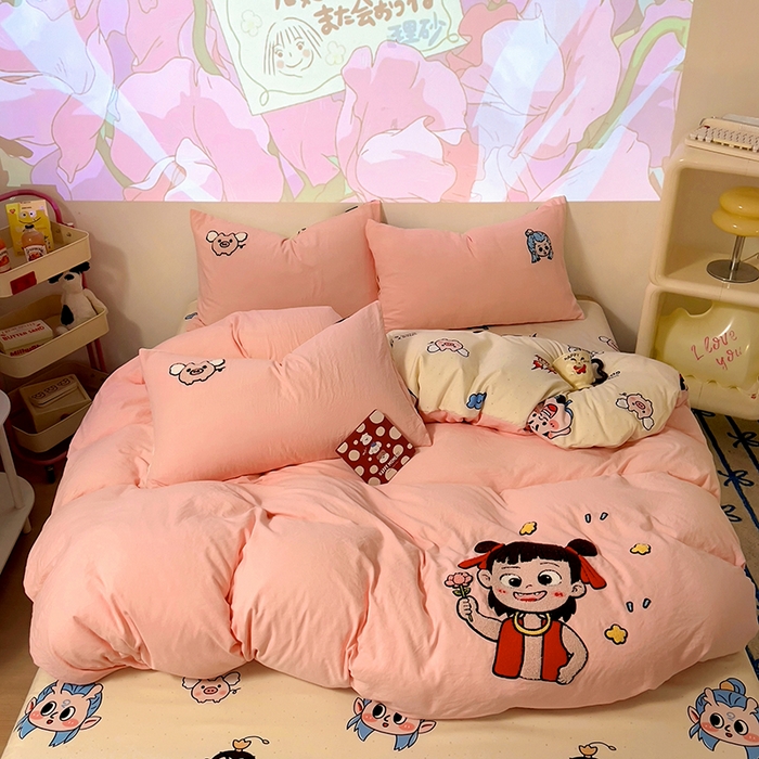 91家纺网 家纺一手货源 找家纺 易辰美 2025新款超软水洗棉毛巾绣四件套-系列二 小哪吒粉