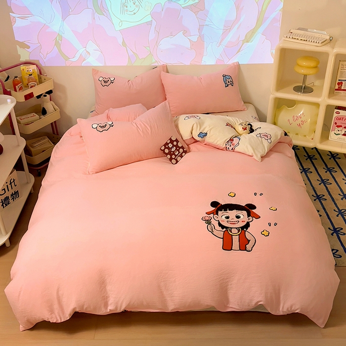 91家纺网 家纺一手货源 找家纺 易辰美 2025新款超软水洗棉毛巾绣四件套-系列二 小哪吒粉