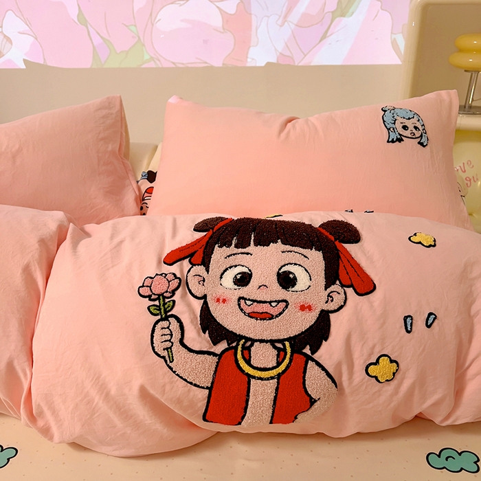 91家纺网 家纺一手货源 找家纺 易辰美 2025新款超软水洗棉毛巾绣四件套-系列二 小哪吒粉