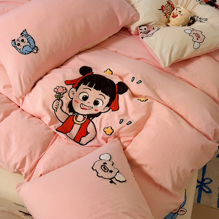 91家纺网 家纺一手货源 找家纺 易辰美 2025新款超软水洗棉毛巾绣四件套-系列二 小哪吒粉