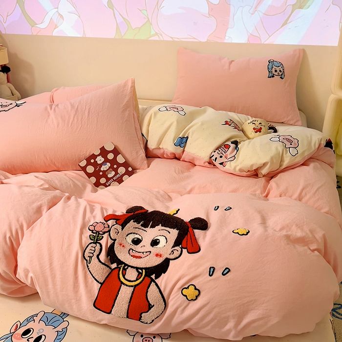 91家纺网 家纺一手货源 找家纺 易辰美 2025新款超软水洗棉毛巾绣四件套-系列二 小哪吒粉