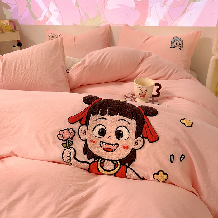 91家纺网 家纺一手货源 找家纺 易辰美 2025新款超软水洗棉毛巾绣四件套-系列二 小哪吒粉