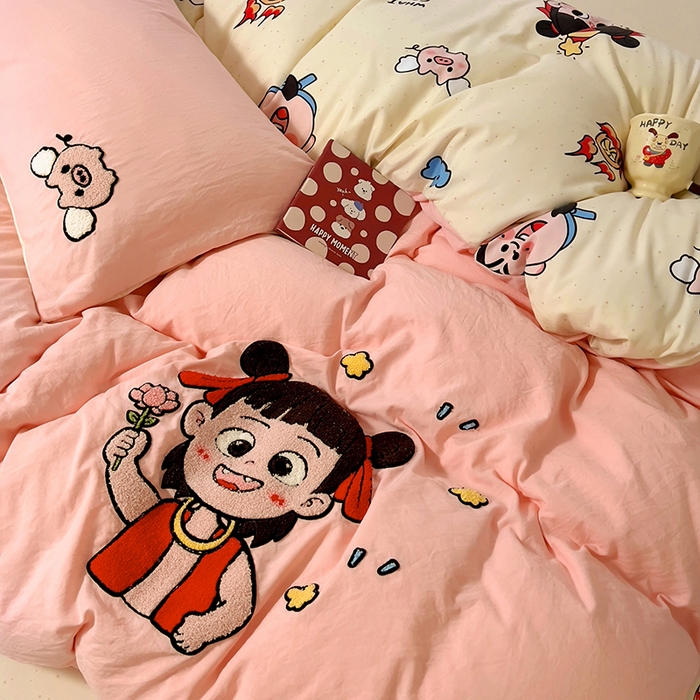 91家纺网 家纺一手货源 找家纺 易辰美 2025新款超软水洗棉毛巾绣四件套-系列二 小哪吒粉