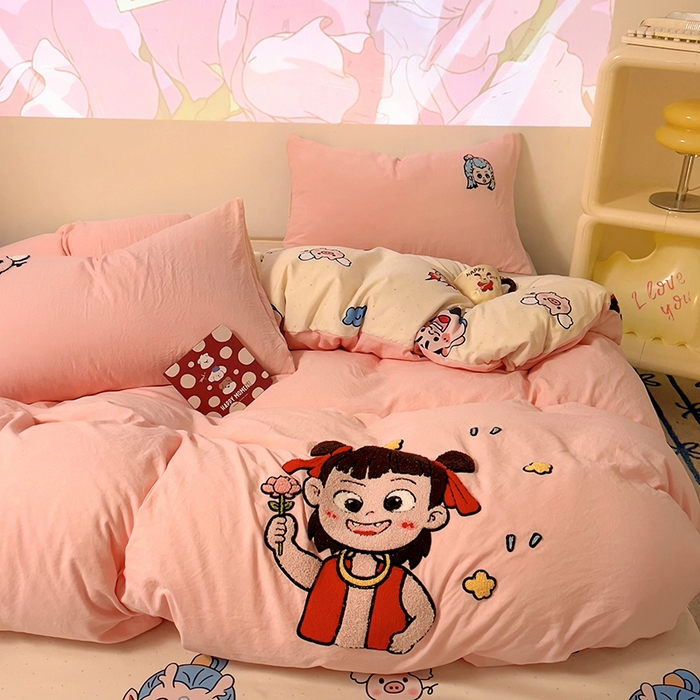 91家纺网 家纺一手货源 找家纺 易辰美 2025新款超软水洗棉毛巾绣四件套-系列二 小哪吒粉