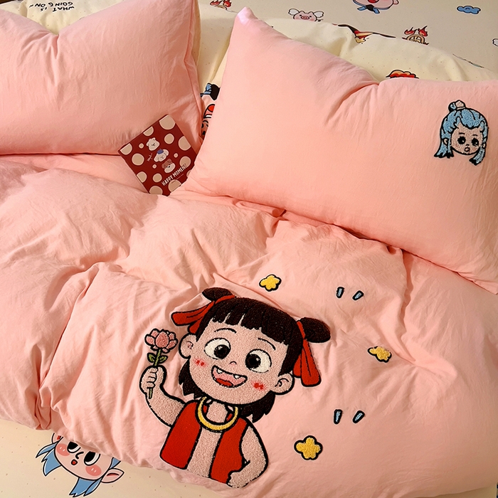 91家纺网 家纺一手货源 找家纺 易辰美 2025新款超软水洗棉毛巾绣四件套-系列二 小哪吒粉