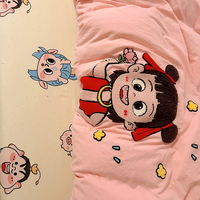 91家纺网 家纺一手货源 找家纺 易辰美 2025新款超软水洗棉毛巾绣四件套-系列二 小哪吒粉