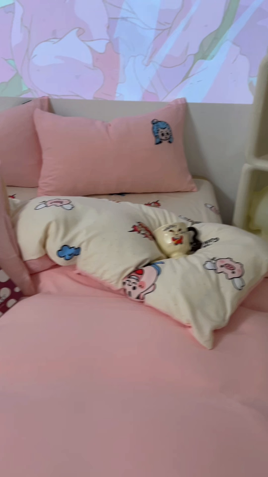 91家纺网 家纺一手货源 找家纺 易辰美 2025新款超软水洗棉毛巾绣四件套-系列二 小哪吒粉