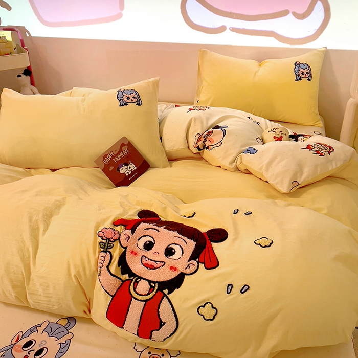 91家纺网 家纺一手货源 找家纺 易辰美 2025新款超软水洗棉毛巾绣四件套-系列二 小哪吒黄